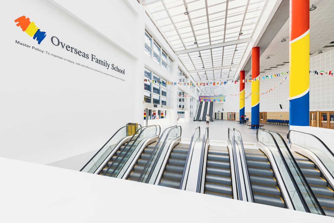 The OFS Atrium, served by 12 escalators, connects to the entrance of Kindergarten, Middle School & High School. This semi-open space is used for events and assemblies.