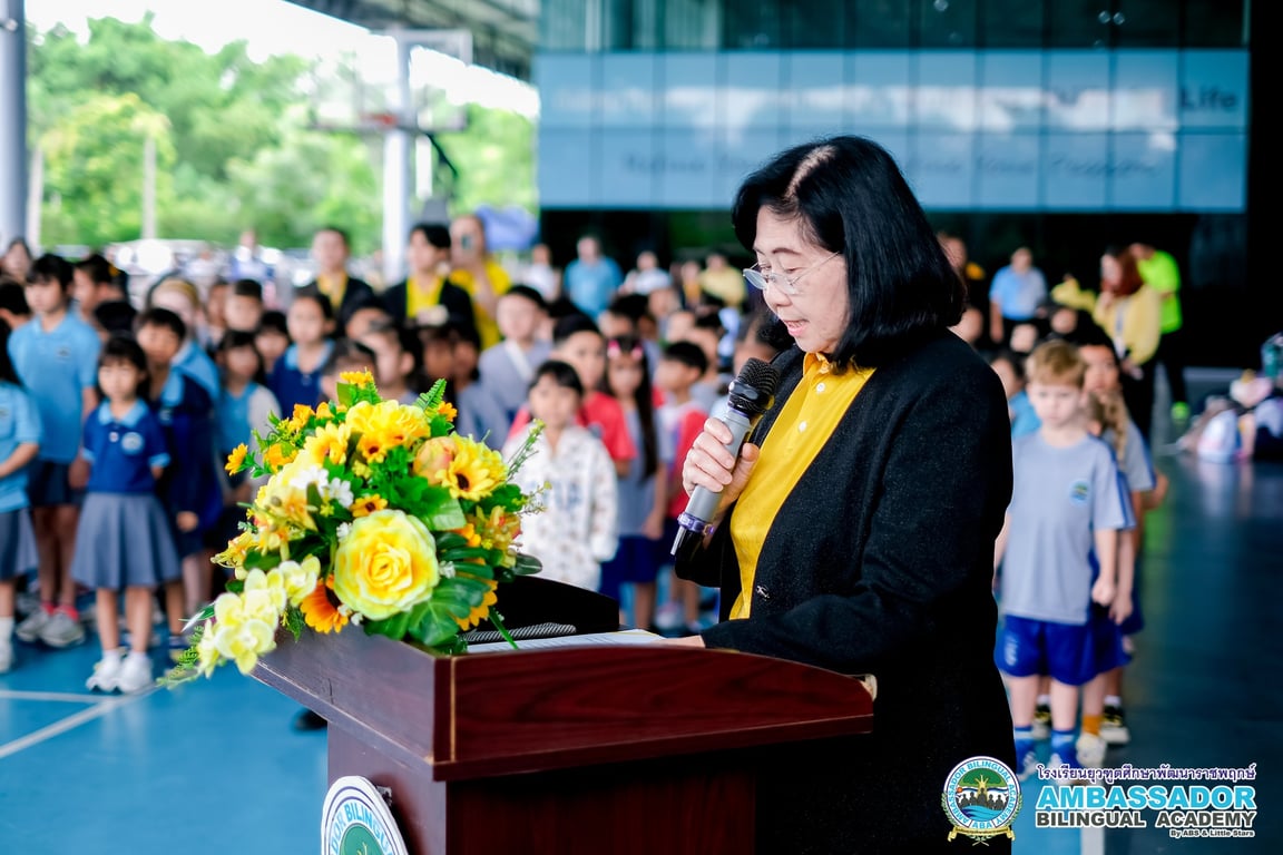 Paying tribute to His Majesty the King in a school-wide ceremony.
