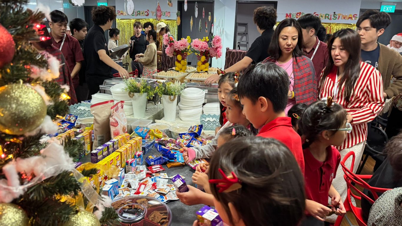 Parents, students and staff enjoy performances, games and food the HWA Christmas Celebration