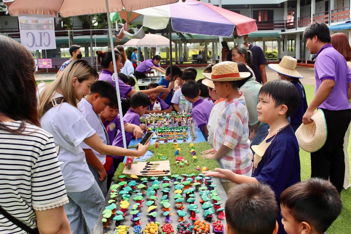 Students, staff, and parentsorganizing a school fair.