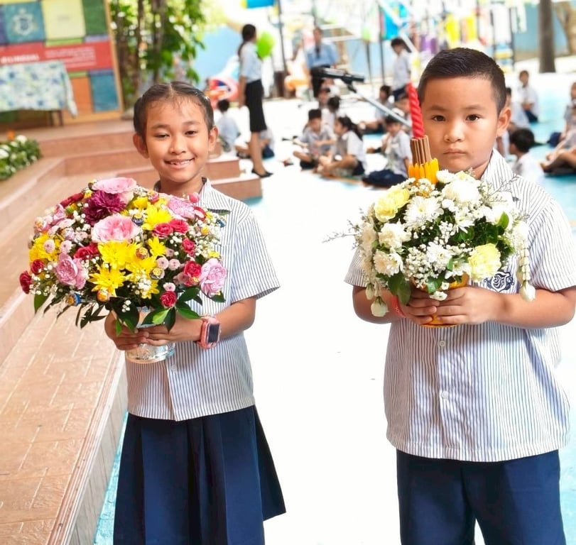 Students presenting flower trays during the annual Wai Kru Ceremony.