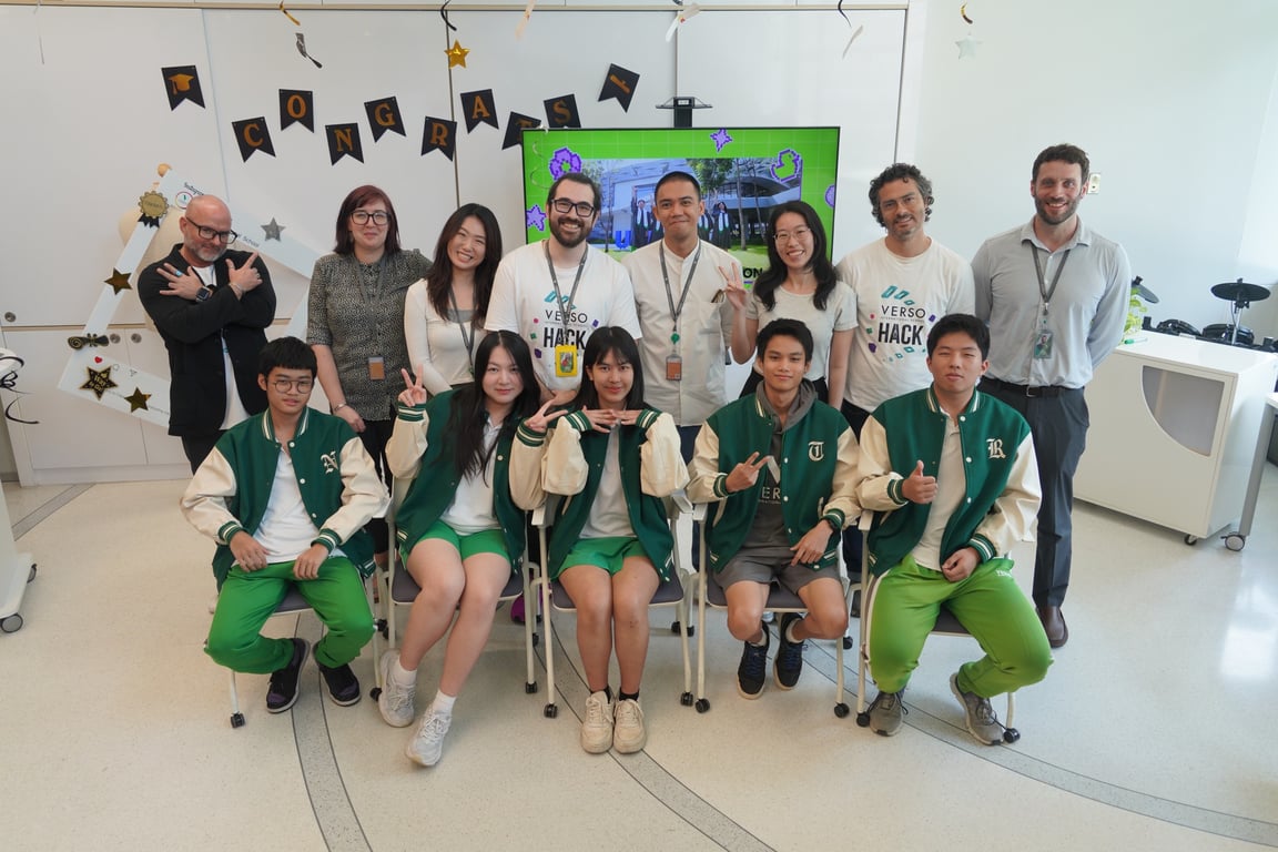 VERSOnians posing with the staff.
