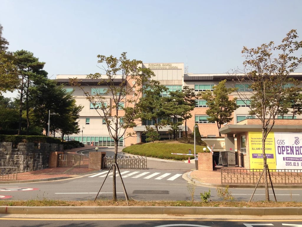 Front entrance of Gyeonggi Suwon International School campus.