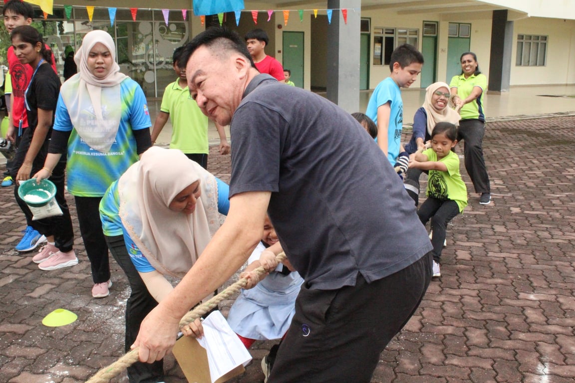 Parents and students take part in the tug-of-war game during Sports Day.
