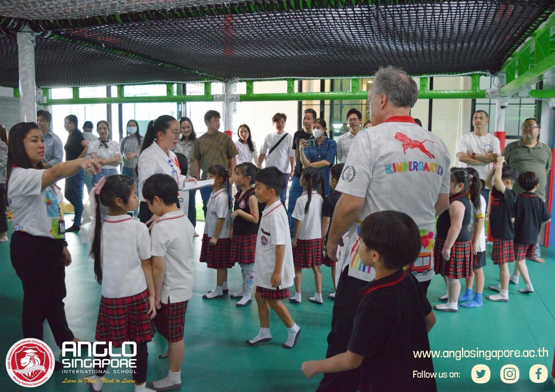 Kindergarten 3 students and parents exploring Anglo Korat Wonderland together.