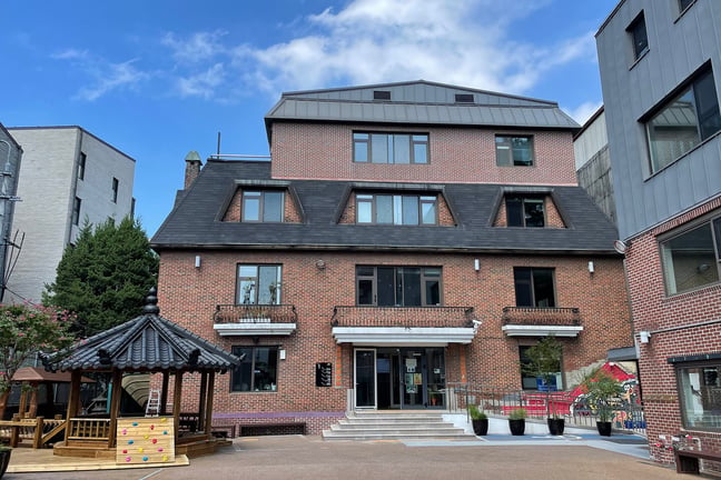 View of the Deutsche Schule Seoul International campus courtyard.