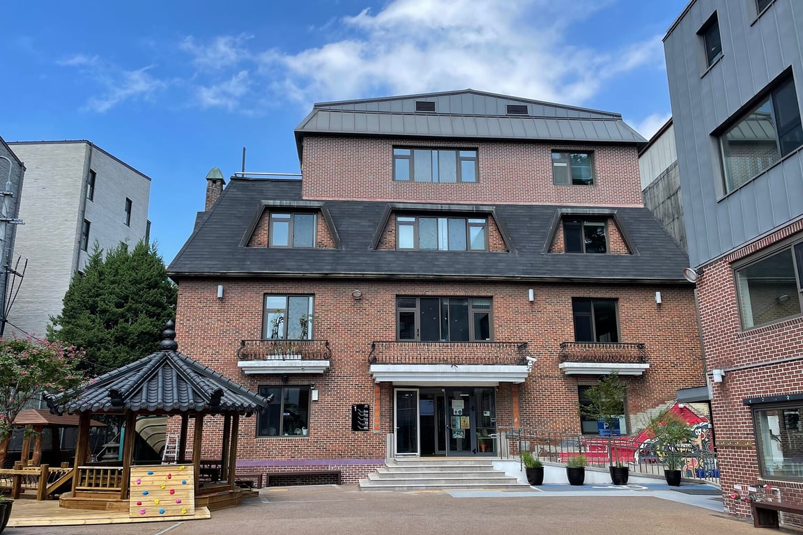 View of the Deutsche Schule Seoul International campus courtyard.