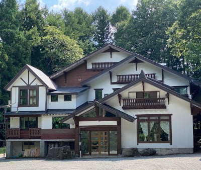 Students attend classes in this contemporary lodge-style facility in Hakuba.