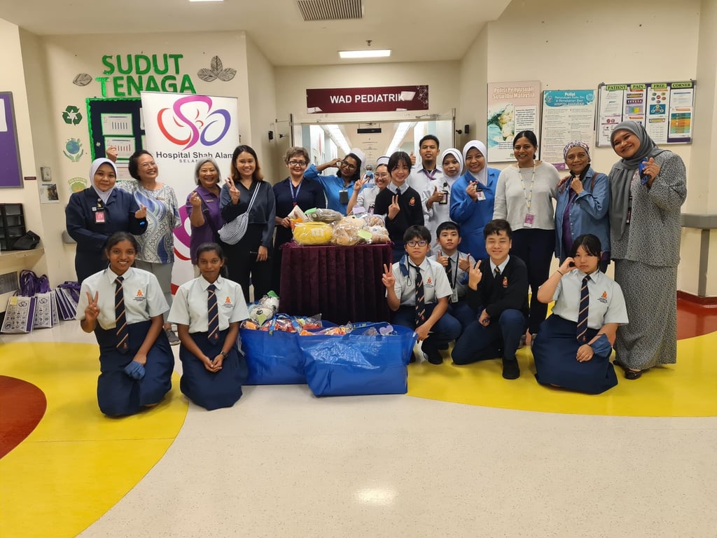 Middle and Senior Schools visited the Pediatric Ward at Shah Alam Hospital to hand over the toys raised during the school's Bear Hug Donation Drive.