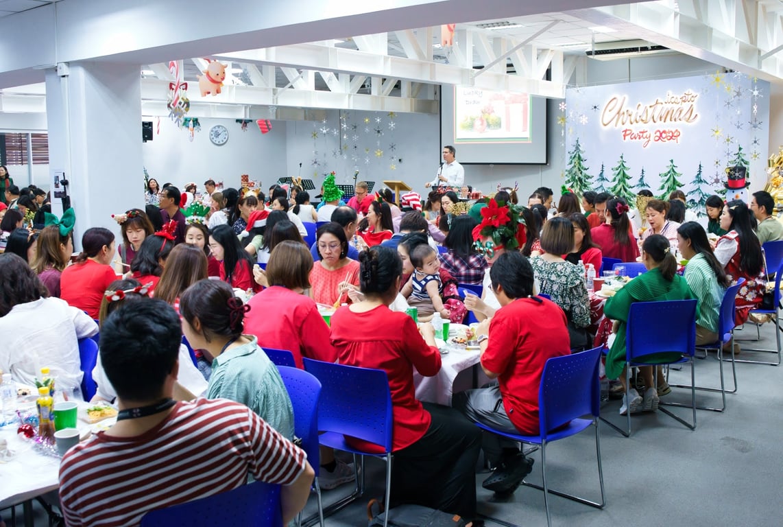 Parents and staff attending a Christmas gathering organized by the school community.