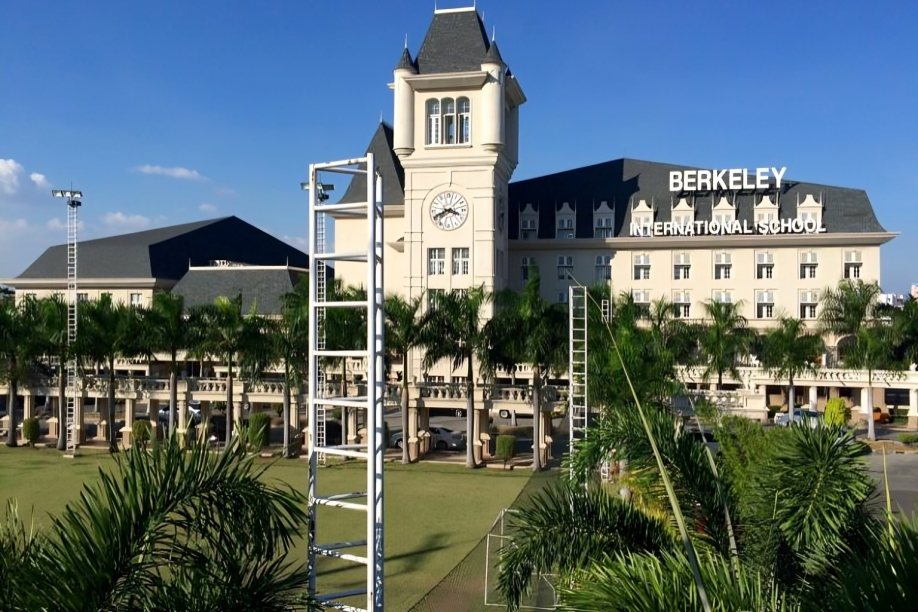 Berkeley International School’s exterior with palm trees.