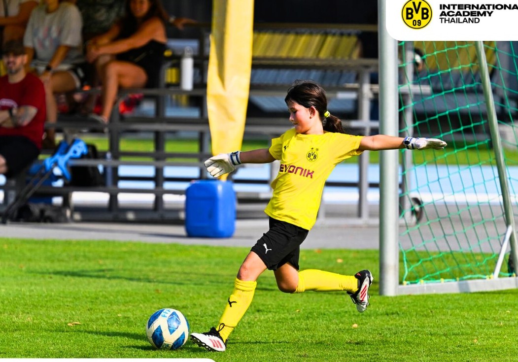 U11 goalkeeper clearing the ball during a BVB IA match.