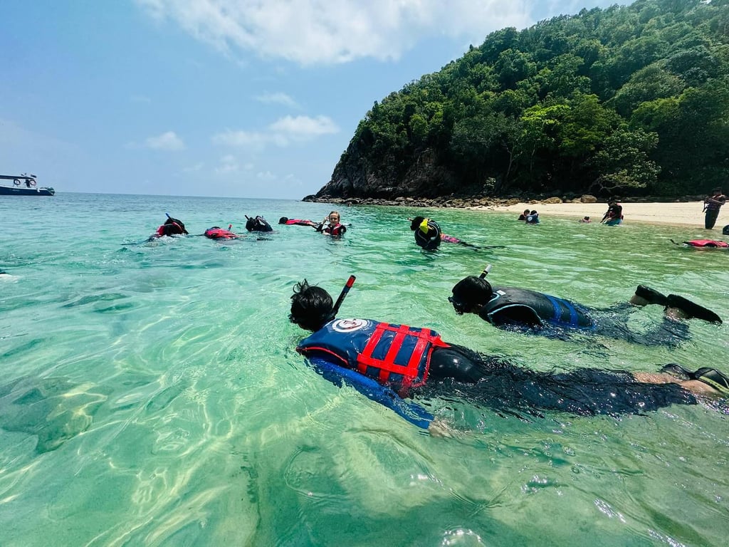 Year 6 headed to the beautiful coast of Penyabong for their residential trip, where they enjoyed island hopping snorkeling. 
