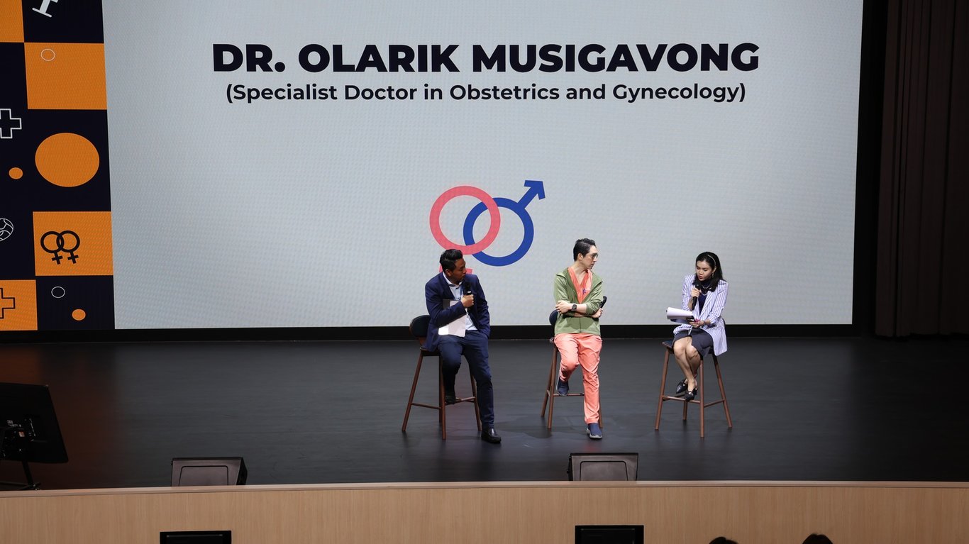 Dr. Olarik Musigavong speaking to students and parents during a parenting seminar.