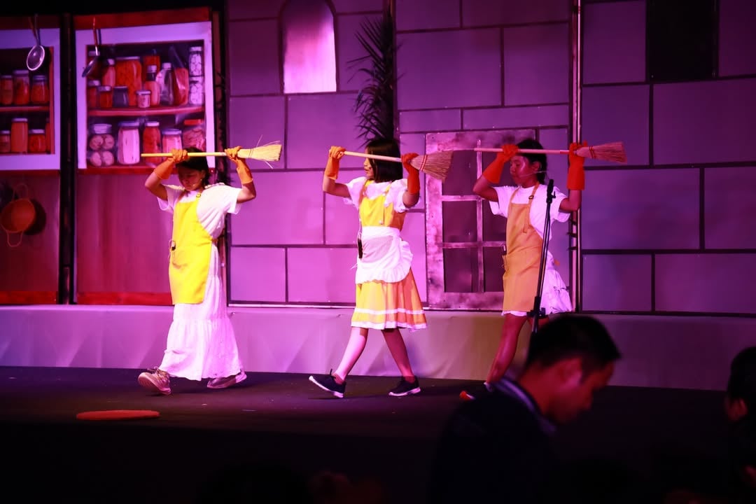 KS2 students performing in ‘A Hint of Snow White’.