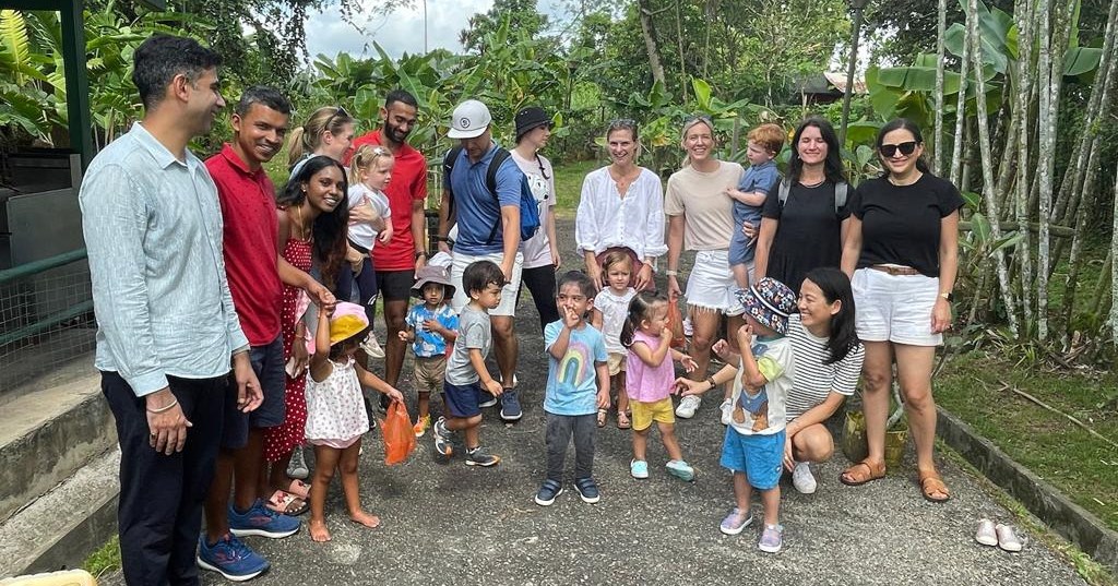 Parents and children enjoying the Zoo during excursion week.