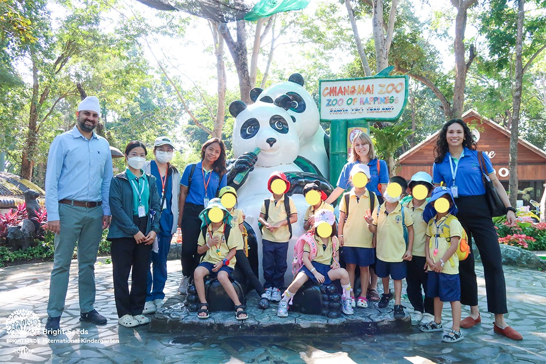The BKIS community posing at the zoo.