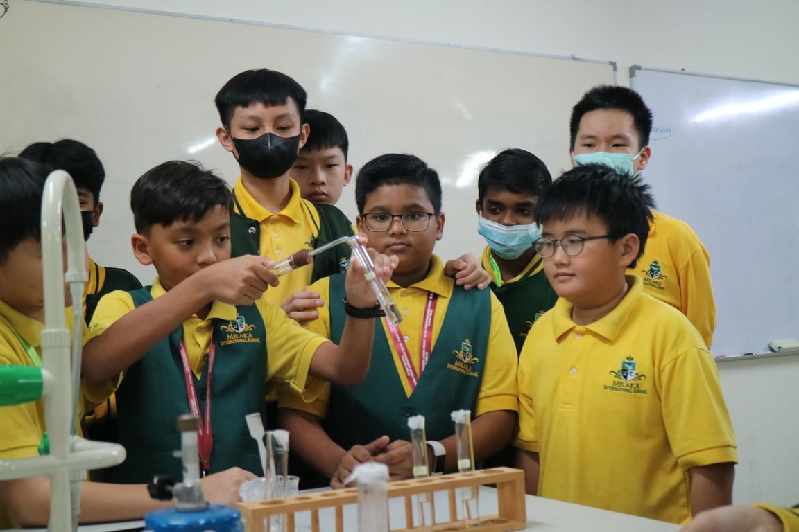 Middle school students conduct a chemistry experiment during a practical science class, building teamwork and inquiry skills.