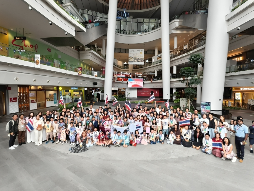 School group gathers for a field trip photo.