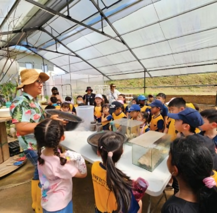 Hands-on learning at the interactive farm science trip!