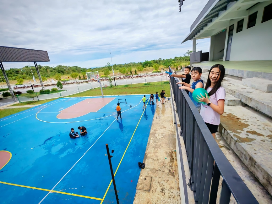 Students wrap up Sports Day with a fun-filled water balloon battle on court.