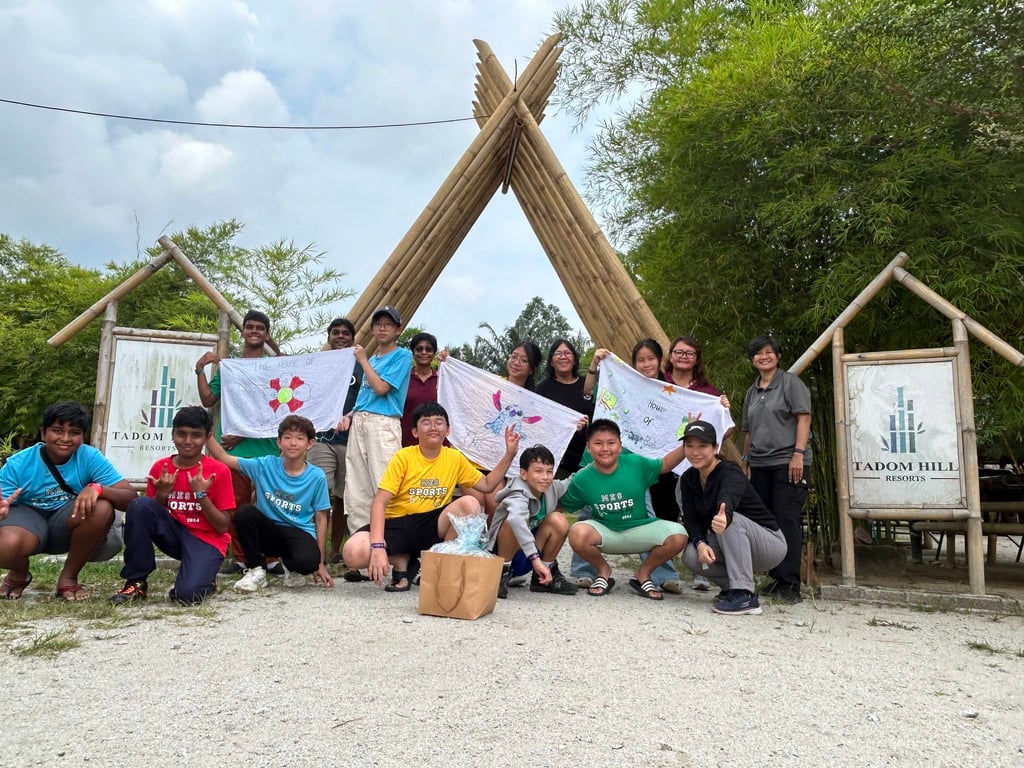 Students and staff gather at Tadom Hill Resorts during an outdoor learning trip focused on teamwork and adventure.