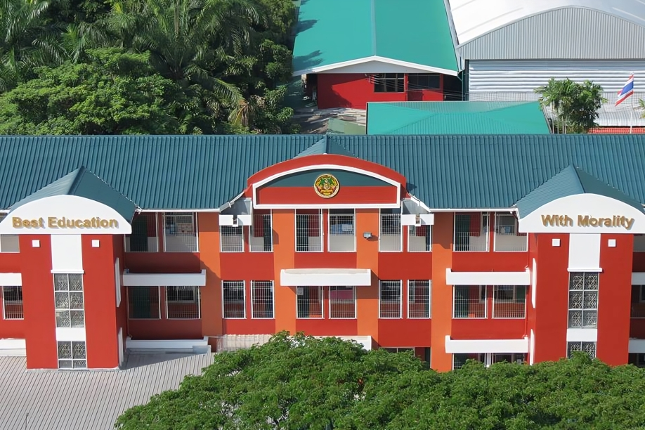 Modern's welcoming school campus.