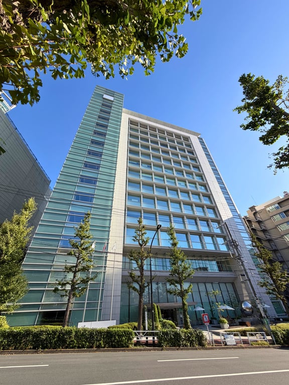A view of the multi-story Jinnan Campus building under a clear blue sky.
