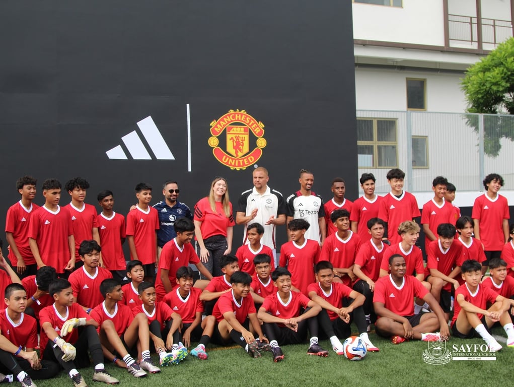 ex Manchester United players, visit the campus.