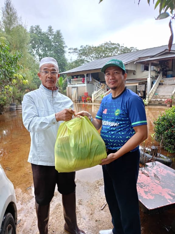 Greenview teachers visited Kelantan to deliver donations from the school to flood victims.