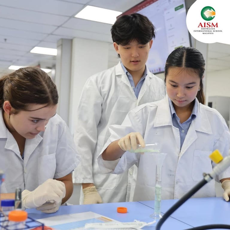 Year 11 and 12 students visit Monash University, a partner of AISM, to gain insights and experience of the academic opportunities of higher education.