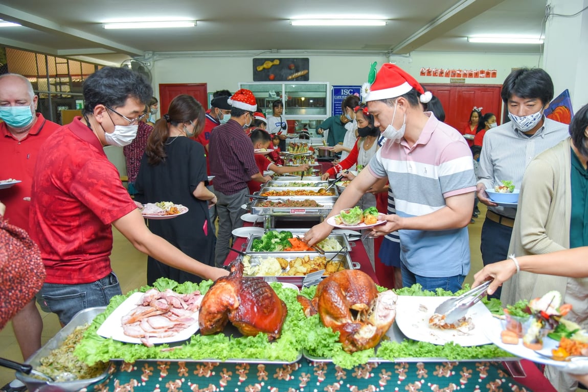 Parents and students enjoying holiday food at ISC’s Christmas fair.