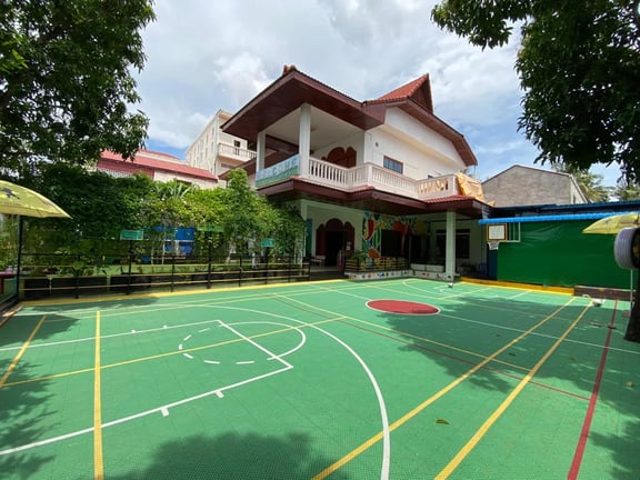 An exterior view of the bright academic building and integrated recreational facilities.