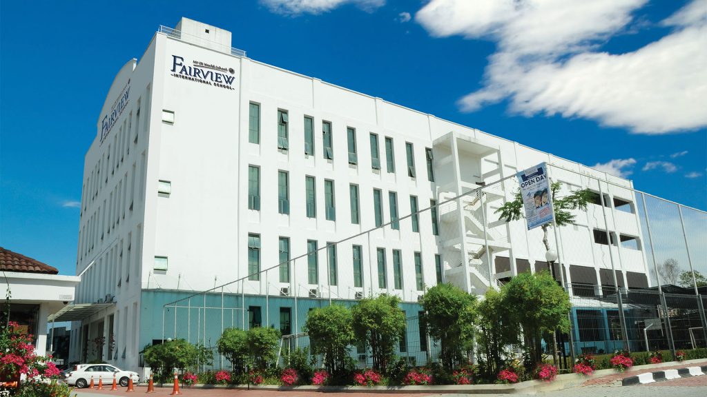 The main building of the SJ campus.