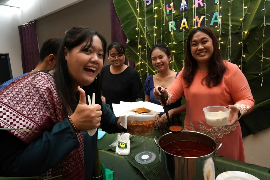 Celebrating Hari Raya with joyful food sharing and traditional Malaysian dishes.