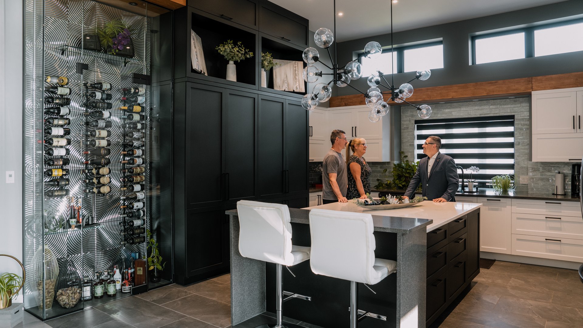 Résidence de prestige à Saint-Lazare avec approche privée et aménagement paysager mature.