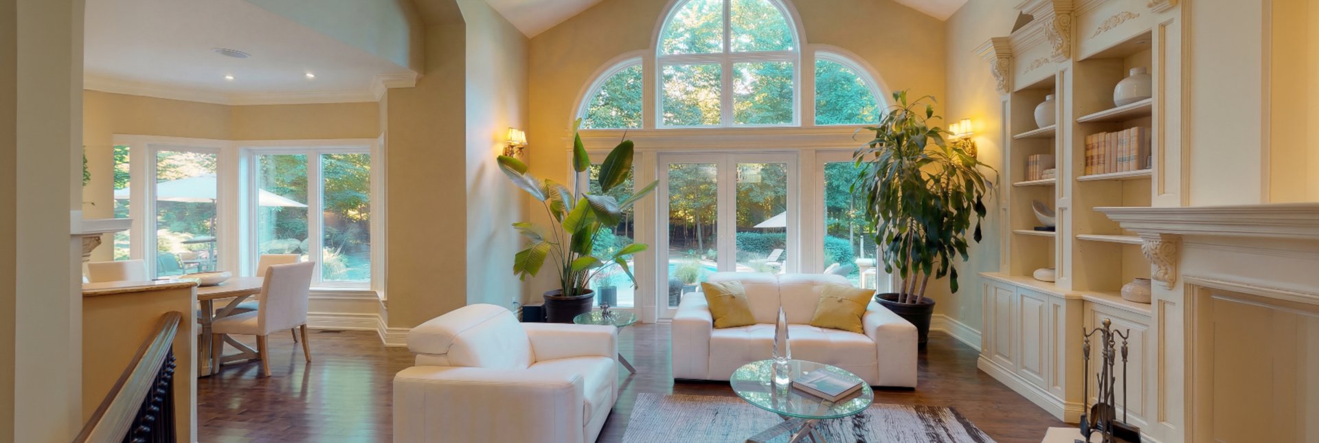 Salon lumineux avec fenêtre archée donnant sur le jardin
