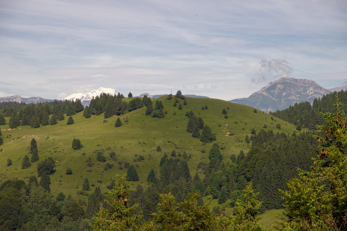 Vue sur la Croix des Bergers avec le Mont BLanc au fond