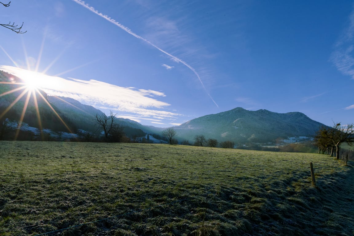 Levé de soleil sur le Mont Revard et les Bauges en Savoie