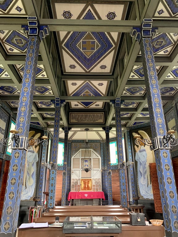 Intérieur de l'Église du Saint Esprit à Javorca (Slovénie)