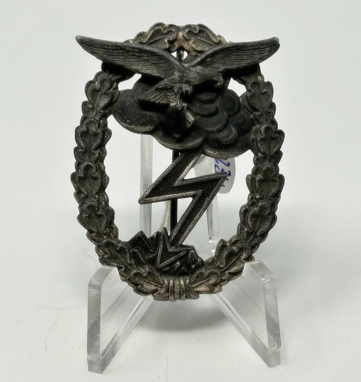 Historische deutsche Luftwaffe-Medaille aus dem Zweiten Weltkrieg, silberne Auszeichnung mit Adler und Hakenkreuz, auf dunkelblauem Hintergrund fotografiert