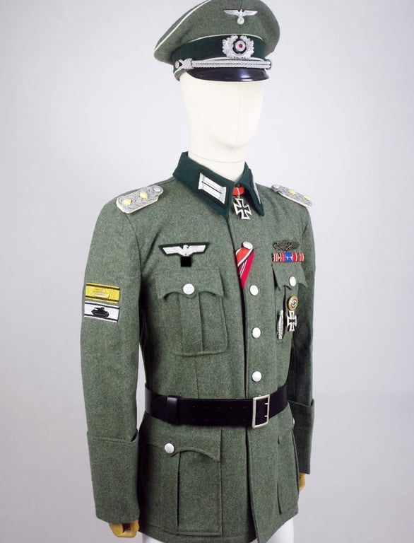 Alter Militäruniform mit Mütze und Abzeichen – Militaria Ankauf und Schätzung in Hamburg per WhatsApp