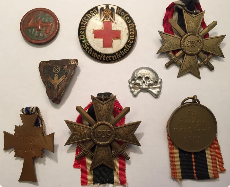 Deutsche Medaillen aus dem Zweiten Weltkrieg, einschließlich anderer historische militärische Auszeichnungen, in einer detaillierten Anordnung gezeigt