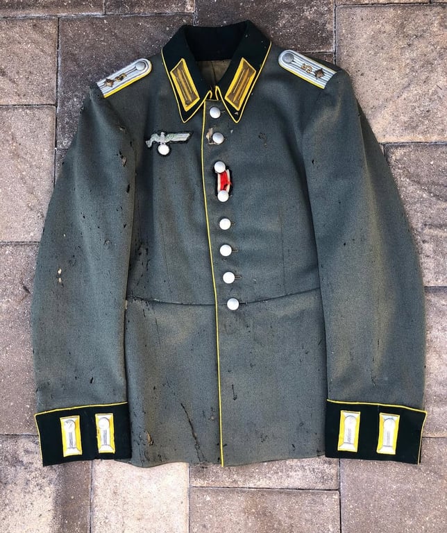 Historische Aufnahme eines deutschen Uniforms aus dem Zweiten Weltkrieg, ausgestellt in Stuttgart.