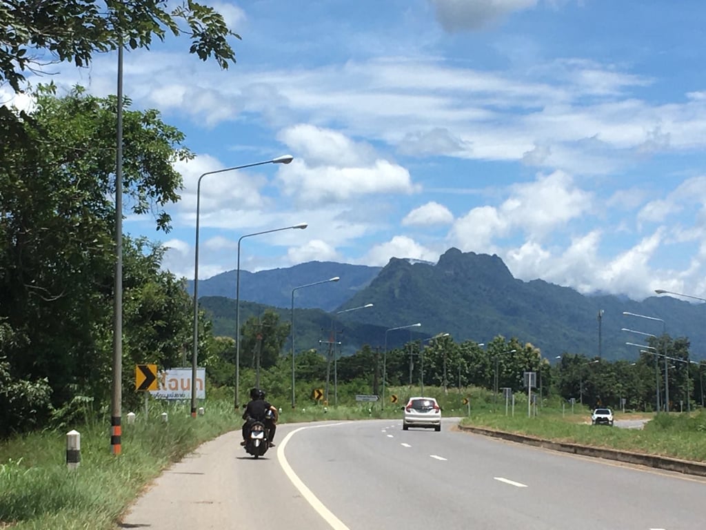 ระหว่างทางไปว้ดผาซ่อนแก้ว