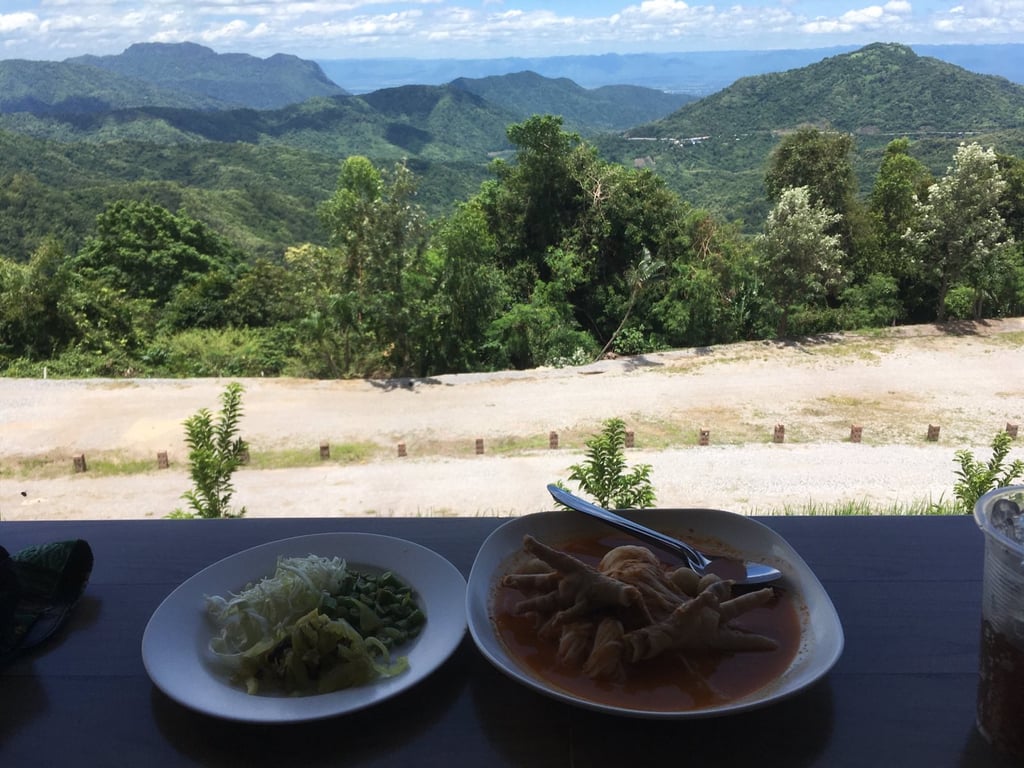 กินข้าวที่ว้ดผาซ่อนแก้ว