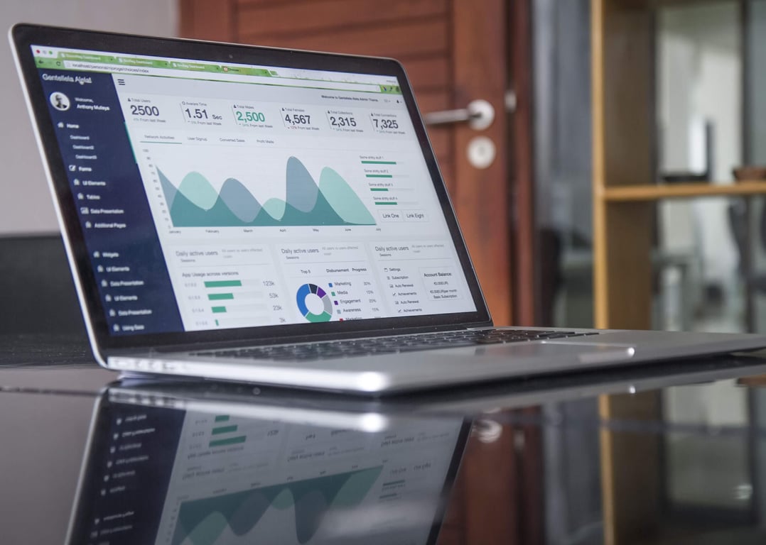 Analyse des coûts d’un projet web sur un écran