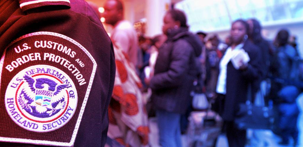 Az amerikai határőrök új csúcsot döntöttek: mindenkit átkutatnak