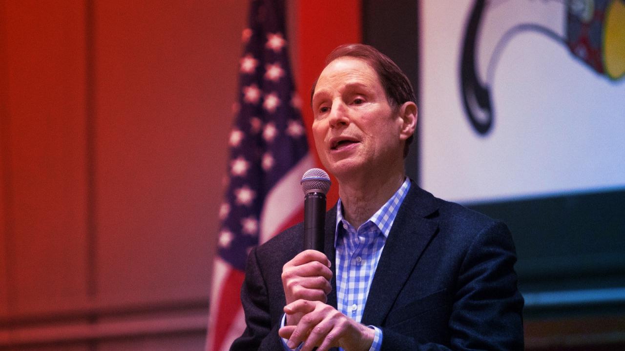 Az amerikai szenátor szerint a Microsoft veszélyes bénázása beteggé tesz minket