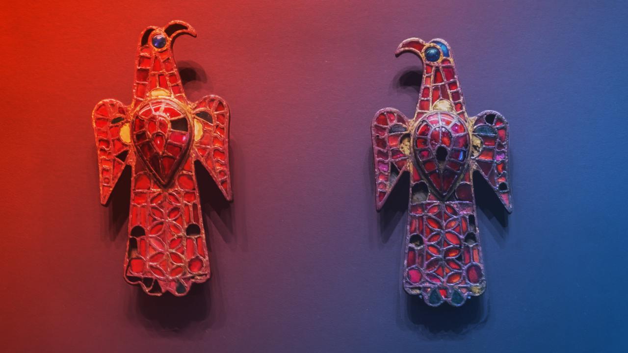 Az arany sasbrossok titkos világa: hatalom és pompás ékszerek